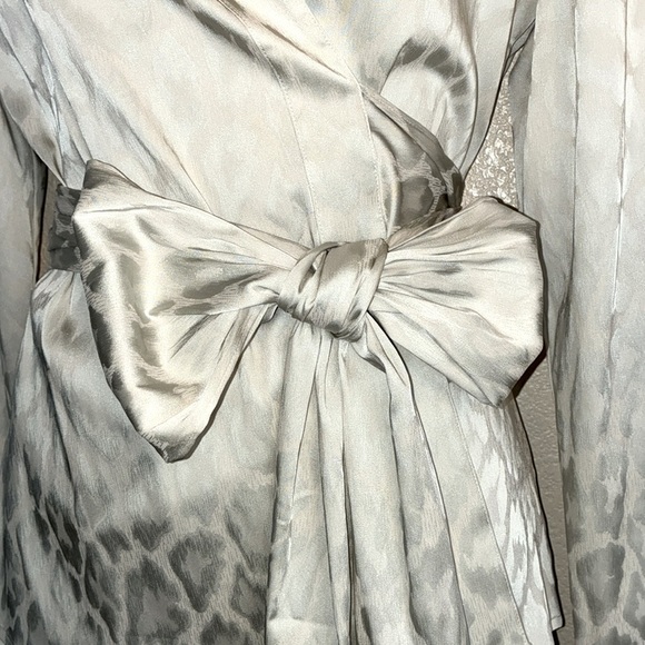 ANN TAYLOR leopard silver/white satin top, wrap front, collar, wide sash 10 - Picture 6 of 17